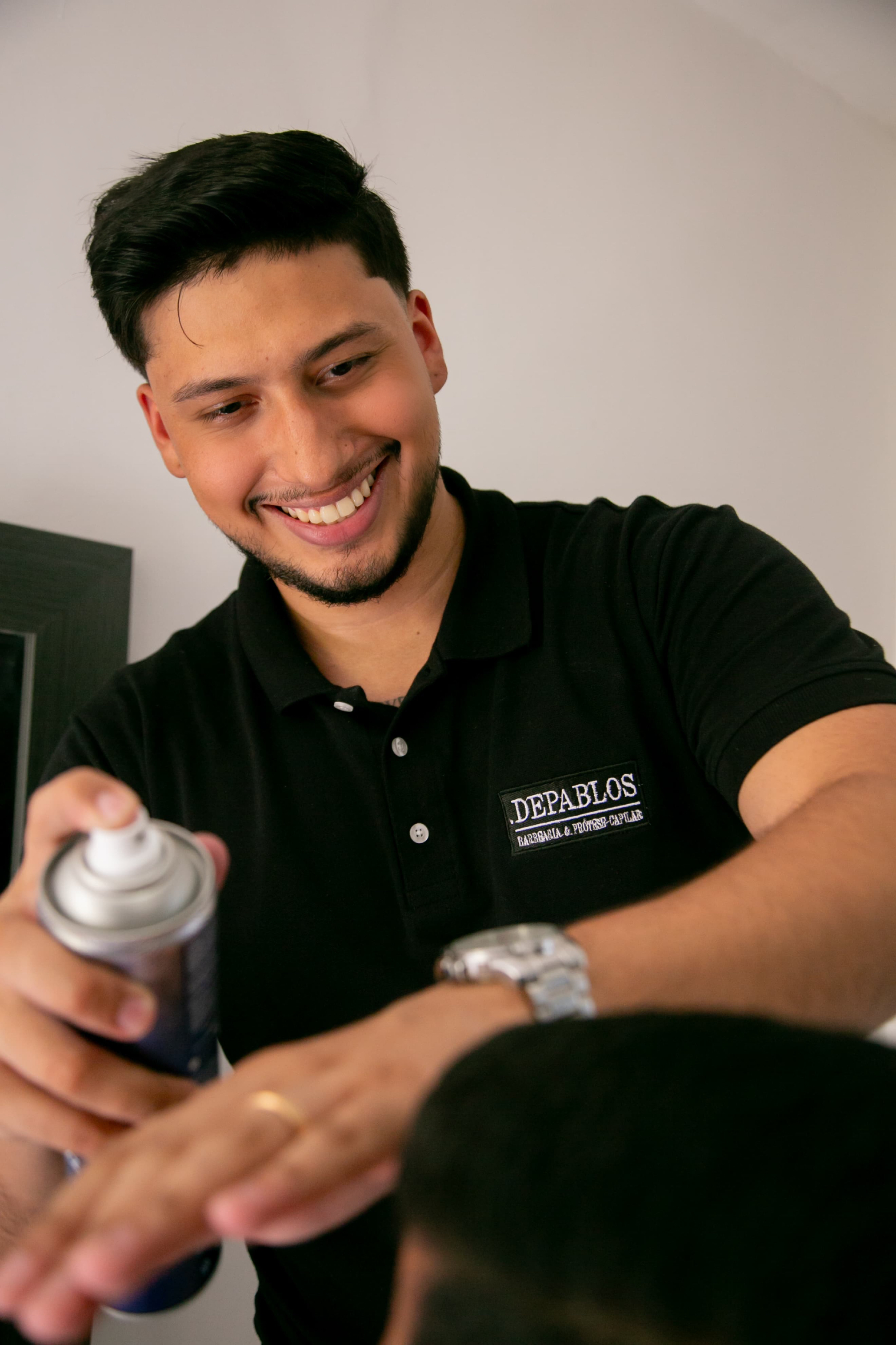 Profissional realizando corte masculino